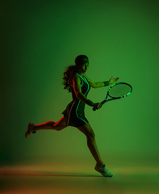 포토 JPG 해외이미지 백인 라이프스타일 손 응시 옷 여자 행복 스포츠 백그라운드 셔츠 신체 공 모션 놀이 전등 건강 한명 사람 성인 뷰티 경쟁 활발 테니스 게임 흰색 잡기 라켓 날씬함 탱크 슛 손목보호대 플레이어 유일 해외202310 해외포토 서양인 1 시선 감정 스포츠용품 컬러 컨셉 상의 조명 생활 신체부위 구기 몸매 파일형식