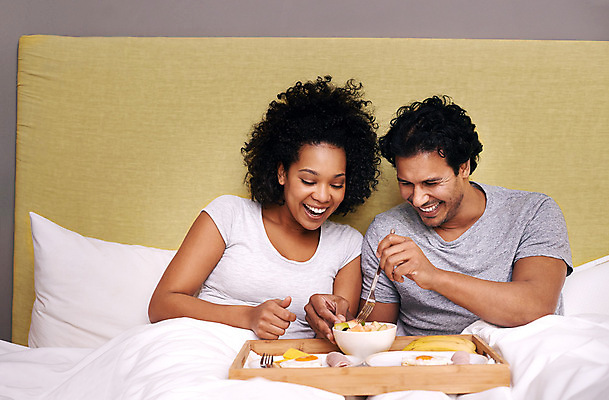 포토 JPG 해외이미지 서양인 커플 여자 남자 음식 신혼부부 실내 앉기 상반신 성인 두명 앞모습 침대 부부라이프 성인만 해외포토 외국인 라이프스타일 부부 뷰포인트 가구 관계 모션 사람 내부 신혼 파일형식