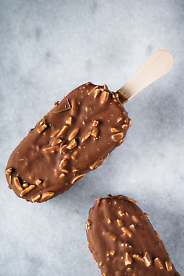 포토 JPG 해외이미지 아이스크림 사람없음 초콜릿 견과류 달콤 막대아이스크림 해외202310 해외포토 디저트 맛 파일형식