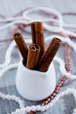 포토 JPG 해외이미지 음식 백그라운드 목걸이 유리 사람없음 빛 갈색 흰색 대접 먹기 질감 파란배경 해외202310 해외포토 컬러 장신구 모션 재질 파란색 파일형식
