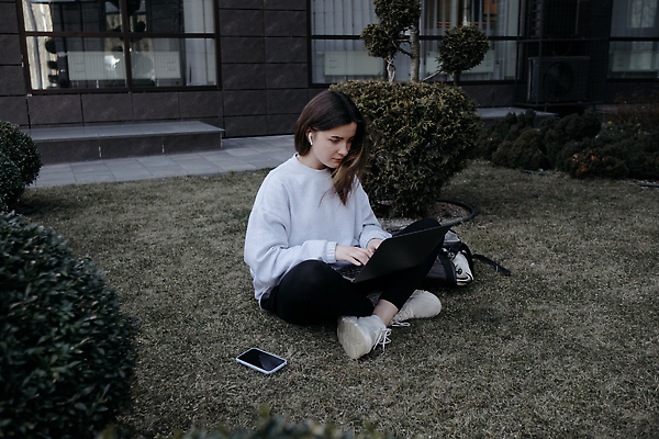 포토 JPG 해외이미지 백인 직업 학생 라이프스타일 공원 여자 교육 행복 인터넷 비즈니스 거리 한명 앉기 성인 야외 노트북 학습 컴퓨터 뷰티 공책 업무 작업 개울 연결 클럽 부름 온라인 동영상 개발 블로거 소셜 소셜미디어 프리랜서 생존 코로나바이러스 해외202310 해외포토 서양인 1 공공시설 감정 모션 문구용품 사람 생활 전자제품 강 바이러스 파일형식