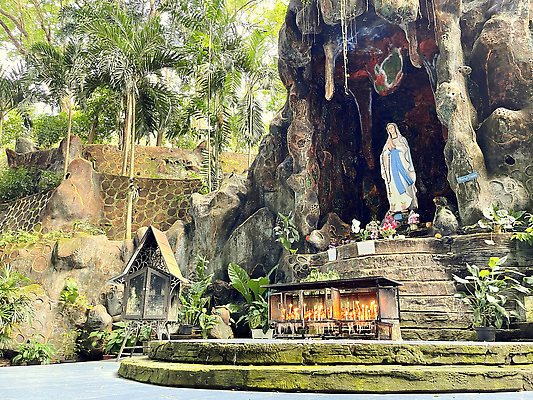 포토 JPG 해외이미지 식물 전통 꽃 기독교 종교 문화 여행 건축양식 자연 사람 동양인 사람없음 야외 조각상 뷰티 정원 기도 예수 동굴 집중 인도네시아 신성 묵주 랜드마크 해외202310 해외포토 건축 아시아 컨셉 종교용품 인종 조형물 신_종교 생태계 파일형식