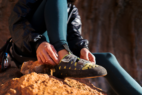 포토 JPG 해외이미지 라이프스타일 손 드레스 옷 여자 스포츠 신발 손가락 자연 넥타이 산 부츠 옥수수 사람 취미 사람없음 야외 등산 하이킹 고통 장비 공구 작업실 선택 언론 고무 기어 양발 울퉁불퉁 중고 짜기 특별함 해외202310 해외포토 잡화 감정 컨셉 모션 레저 곡류 생활 신체부위 트래킹 도구 생태계 파일형식