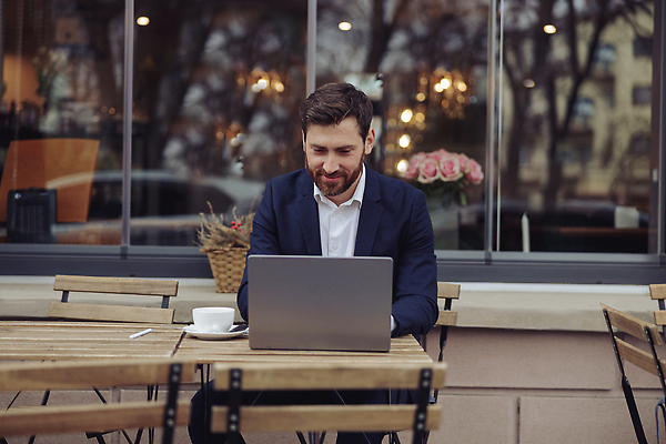 포토 JPG 해외이미지 백인 직업 라이프스타일 남자 커피 비즈니스 사업가 성공 휴식 거리 한명 앉기 정장 야외 노트북 컴퓨터 카페 도시 업무 작업 비즈니스맨 자신감 이메일 우아함 바쁨 카페테리아 온라인 프리랜서 스타일 해외202310 해외포토 서양인 1 옷 감정 음료 컨셉 모션 사람 생활 전자제품 상점 직장인 파일형식