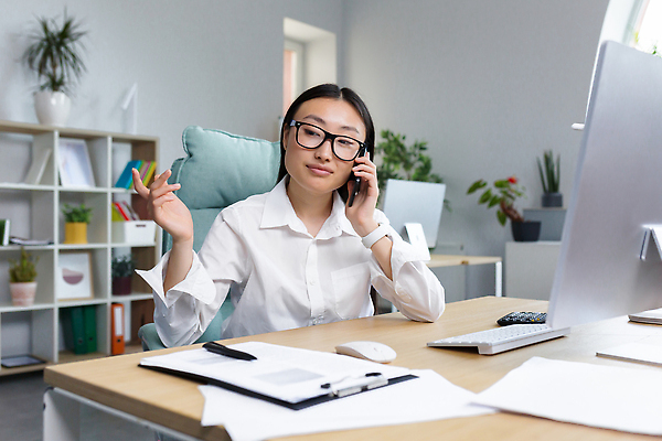 포토 JPG 해외이미지 여자 화분 안경 화초 의자 책장 한명 앉기 손짓 상반신 성인 앞모습 스마트폰 사무실 펜 모니터 키보드 마우스 스마트 책상 통화 성인여자한명만 해외202310 해외포토 식물 1 잡화 뷰포인트 가구 컨셉 비즈니스 모션 사람 핸드폰 스마트기기 컴퓨터 필기구 컴퓨터용품 여자한명만 성인여자만 파일형식