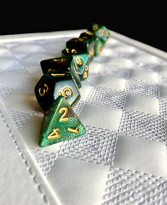 포토 JPG 해외이미지 스포츠 컬러 백그라운드 컨셉 비즈니스 놀이 탁자 성공 사람없음 숫자 검은색 게임 흰색 우승 행운 그룹 던지기 재산 도박 위험 큐브 오브젝트 주사위 기회 롤 중독 승자 잭팟 적자 해외202310 해외포토 문자 가구 모션 금융 최고 파일형식