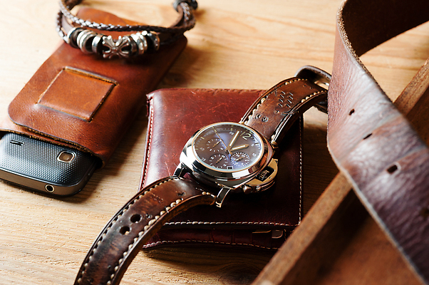 포토 JPG 해외이미지 남자 팔찌 성인 사람없음 파란색 빛 갈색 유행 금속 수확 기구 시간 악단 클래식 고급 우아함 상품 낟알 가죽 보석 손목 스마트 손목시계 오브젝트 다이얼 총알 분 사파이어 스테인레스 스트랩 진짜 스타일 해외202310 해외포토 무기 음악 시계 컬러 컨셉 농업 장신구 재질 사람 신체부위 광석 파일형식