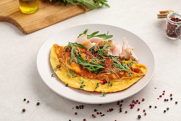 포토 JPG 해외이미지 접시 음식 부분 탁자 건강 육류 요리 사람없음 옆모습 가로 식당 식사 카페 아침식사 허브 준비 오믈렛 루꼴라 해외202310 해외포토 식물 식기 뷰포인트 가구 채소 식재료 상점 계란요리 파일형식