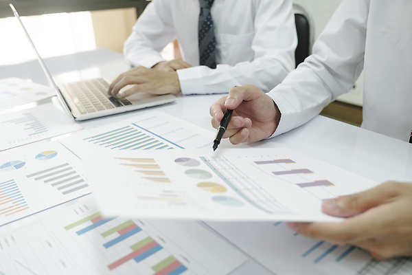 포토 JPG 해외이미지 돈 비즈니스 사업가 통계 설계 두명 금융 경제 컴퓨터 공연 계산기 비즈니스맨 계산 시장 계획 분석 무역 보고서 컨설턴트 상담 투자 이익 회계 계산서 경영 계좌 마케팅 세금 수입 예산 자금 회계사 해외202310 해외포토 직업 남자 산업 컨셉 문구용품 사람 이벤트 전자제품 장비 직장인 재산 전문직 파일형식