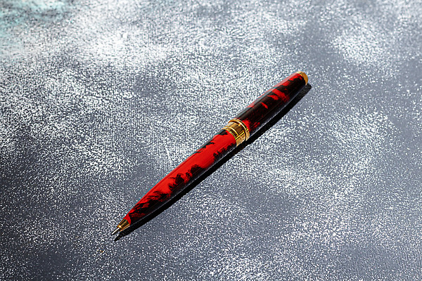 포토 JPG 해외이미지 종이 비즈니스 포장 문구용품 잉크 선물 사람없음 스터디 상자 사무실 펜 만년필 유행 금속 검은색 장비 회색 수확 원형 황금 클래식 고급 은색 플라스틱 수집 오브젝트 복고 반죽 날카로움 광택 서명 삭제 고물 옛날 원고 필기체 화강암 스타일 해외202310 해외포토 도형 문자 컬러 컨셉 농업 재질 학습 필기구 암석 파일형식