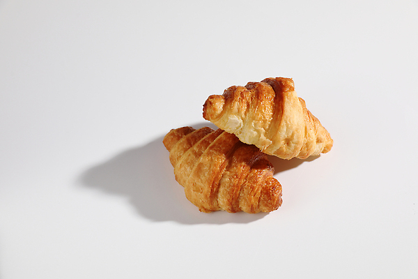 포토 JPG 해외이미지 빵 디저트 그림자 사람없음 갈색 두개 흰색 크루아상 해외202310 해외포토 음식 컬러 2 파일형식