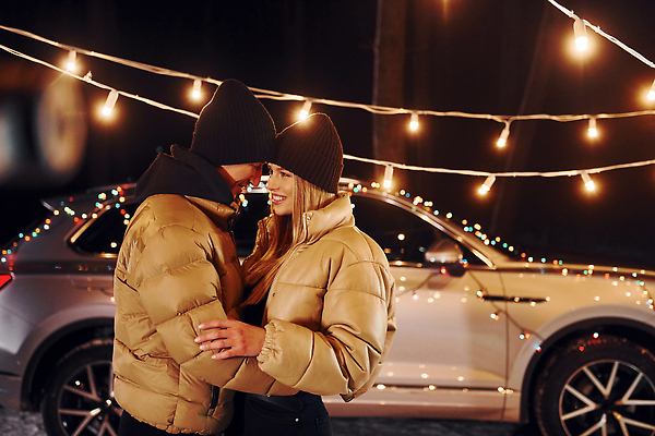 포토 JPG 해외이미지 커플 여자 남자 행복 여행 겨울 전구 자동차 상반신 성인 야외 두명 옆모습 마주보기 야간 패딩 성인만 차박 해외포토 자연요소 계절 감정 육상교통 뷰포인트 관계 모션 사람 점퍼 캠핑 파일형식