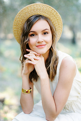 포토 JPG 해외이미지 백인 모자 1 라이프스타일 헤어스타일 행복 얼굴 팔찌 관리 한명 미소 앉기 귀여움 화목 반지 우아함 닫기 밀짚 턱 해외202310 해외포토 서양인 잡화 감정 컨셉 장신구 모션 표정 사람 생활 신체부위 짚 파일형식