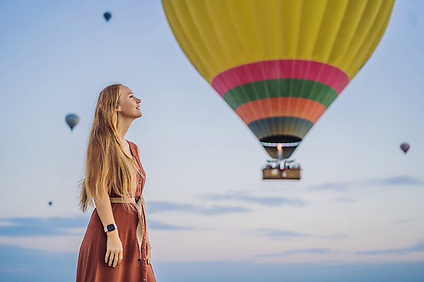 포토 JPG 해외이미지 구름 여자 여행 하늘 한명 미소 풍경 성인 야외 옆모습 아웃포커스 일몰 로맨틱 열기구 성인여자한명만 튀르키예 해외202310 해외포토 자연요소 1 아시아 뷰포인트 컨셉 항공교통 촬영기법 표정 사람 노을 여자한명만 성인여자만 파일형식