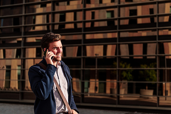 포토 JPG 해외이미지 백인 직업 1 라이프스타일 남자 행복 비즈니스 사업가 통신 성공 모바일 세포 대화 한명 미소 사람 20대 성인 야외 건물 가로 30대 금융 스마트폰 사무실 걷기 도시 비즈니스맨 도심 전화기 경영자 지역 부름 카피스페이스 해외202310 해외포토 서양인 건축물 감정 컨셉 모션 표정 말하기 청년 생활 장년 경제 핸드폰 스마트기기 공백 직장인 리더 파일형식