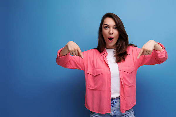 포토 JPG 해외이미지 백인 직업 여자 유럽 분홍색 포즈 백그라운드 셔츠 비즈니스 성공 노동자 아이디어 갈색머리 실내 한명 사람 성인 30대 유행 세일 카메라 놀람 흰색 청바지 자신감 행운 검은머리 싱글 긍정 쇼 고립 시범 제안 해외202310 해외포토 서양인 1 헤어스타일 감정 나라 컬러 컨셉 상의 바지 표정 내부 장년 전자제품 파일형식