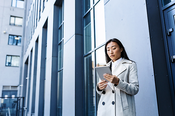 포토 JPG 해외이미지 여자 한명 들기 동양인 성인 야외 건물 태블릿 비즈니스우먼 출장 성인여자한명만 해외202310 해외포토 1 건축물 비즈니스 모션 사람 인종 전자제품 스마트기기 직장인 여자한명만 성인여자만 파일형식
