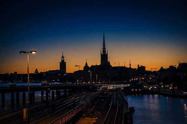 포토 JPG 해외이미지 실루엣 유럽 여행 건축양식 교통시설 하늘 전등 거리 파노라마 스웨덴 풍경 사람없음 야외 건물 물 도시풍경 뷰티 성당 교회 탑 기찻길 기차 도시 홀 전철 역 야간 저녁 타운 스카이라인 건너기 랜드마크 수도권 스칸디나비아 스톡홀름 옛날 해외202310 해외포토 자연요소 건축물 건축 나라 육상교통 교통 종교건축 모션 조명 대중교통 촬영기법 북유럽 공간 시설 지역 파일형식