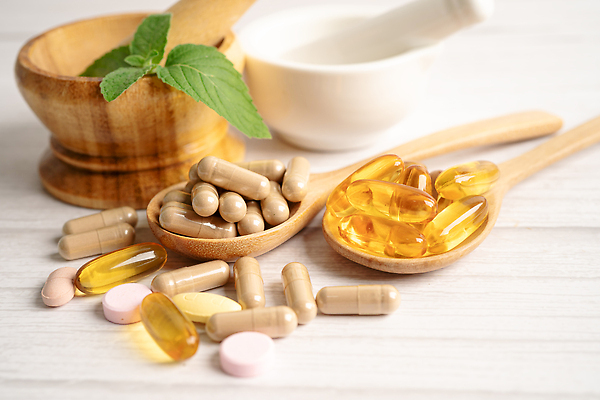 포토 JPG 해외이미지 건강 사람없음 알약 약 숟가락 허브 유기농 절구 절구방아 해외202310 해외포토 식물 웰빙 의학 수저 도구 파일형식