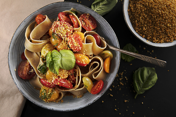 포토 JPG 해외이미지 접시 음식 포크 토마토 파스타 건강 요리 사람없음 식사 저녁식사 이탈리아 신선 맛 준비 토핑 바질 채식주의자 탄수화물 플랫레이 비건 맛있는 해외202310 해외포토 식기 유럽 컨셉 채소 서양음식 플랫 채식 파일형식