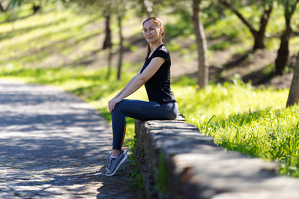 포토 JPG 해외이미지 나무 백인 라이프스타일 공원 여자 안경 스포츠 포즈 신체 요가 자연 휴식 운동선수 건강 한명 성인 야외 초록색 운동복 달리기 운동 뷰티 스트레칭 몸무게 숲 유연 집중 연습 달리기선수 바디케어 적자 해외202310 해외포토 서양인 식물 1 웰빙 잡화 옷 공공시설 컬러 컨셉 모션 사람 생활 생태계 육상선수 파일형식