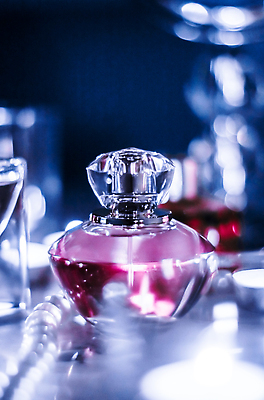 포토 JPG 해외이미지 초 유리 사람없음 파란색 투명 분위기 고급 향수 보케 진주 향수병 해외202310 해외포토 컬러 컨셉 재질 화장품 보석 병_담는 파일형식