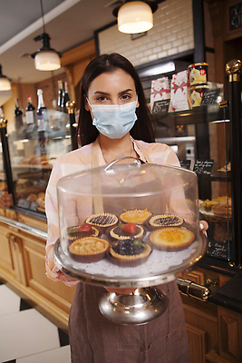 포토 JPG 해외이미지 여자 전등 마스크 한명 들기 상반신 성인 앞모습 빵집 뚜껑 받침대 진열장 타르트 성인여자한명만 해외202310 해외포토 1 빵 뷰포인트 모션 조명 사람 상점 파이_빵 여자한명만 성인여자만 파일형식