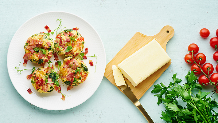 포토 JPG 해외이미지 접시 채소 방울토마토 사람없음 계란 나이프 머핀 베이컨 버터 계란빵 나무도마 해외202310 해외포토 식기 빵 토마토 도마 돼지고기 목재 알 칼 파일형식