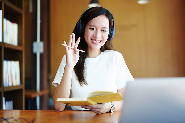 포토 JPG 해외이미지 직업 학생 라이프스타일 여자 교육 백그라운드 컨셉 인터넷 비즈니스 통신 회의 설계 주택 직장 한명 미소 사람 앉기 동양인 성인 노트북 학습 컴퓨터 사무실 디지털 검은색 헤드폰 공책 업무 작업 비즈니스우먼 도서관 E 연결 온라인 동영상 예산 온라인강의 프리랜서 해외202310 해외포토 1 알파벳 컬러 음향기기 회사 모션 문구용품 표정 인종 건물 생활 전자제품 직장인 강의 파일형식 언택트