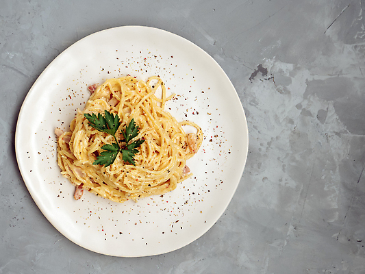 포토 JPG 해외이미지 전통 접시 음식 백그라운드 포크 부분 탁자 치즈 파스타 파슬리 스파게티 육류 돼지고기 요리 사람없음 식당 계란 식사 저녁식사 이탈리아 흰색 면 사발 맛 정상 지중해 크림 메뉴 국수 햄 베이컨 레시피 후추 점심식사 페투치네 핸드메이드 맛있는 해외202310 해외포토 식기 유럽 바다 컬러 가구 컨셉 채소 식재료 유제품 서양음식 상점 알 면류 사기그릇 향신료 파스타면 파일형식