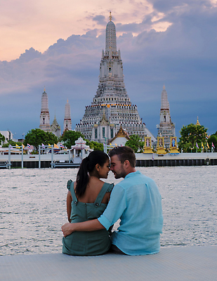 포토 JPG 해외이미지 여자 남자 불교 하늘 사랑 앉기 상반신 성인 두명 뒷모습 물 마주보기 사찰 강가 방콕 성인만 해외202310 해외포토 자연요소 감정 종교 뷰포인트 종교건축 모션 태국 사람 강 파일형식