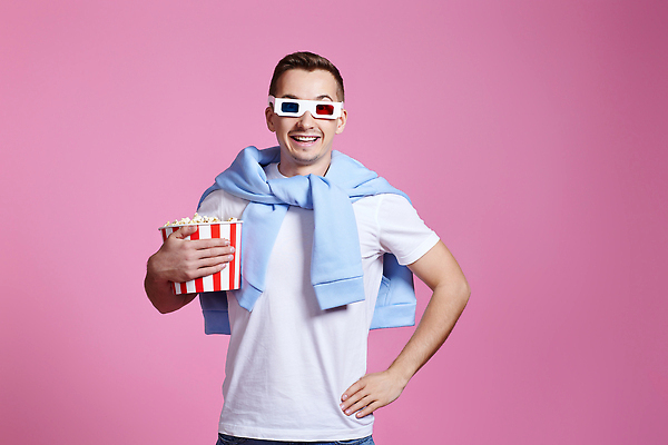 포토 JPG 해외이미지 남자 행복 허리손 한명 들기 상반신 성인 앞모습 보라색 영화 팝콘 3D안경 성인남자한명만 해외202310 해외포토 1 감정 안경 뷰포인트 컬러 포즈 모션 문화예술 사람 남자한명만 성인남자만 파일형식