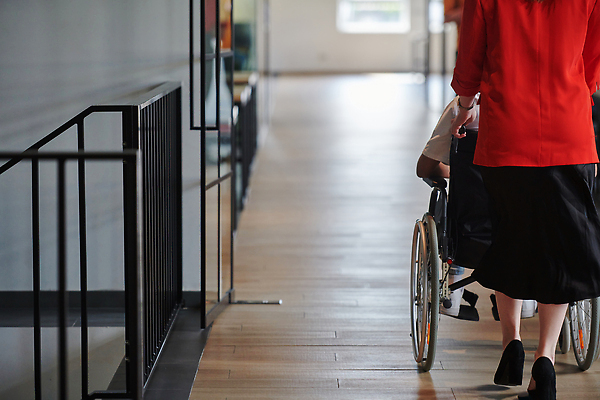 포토 JPG 해외이미지 여자 남자 함께함 성인 두명 뒷모습 울타리 사무실 걷기 하반신 직장인 밀기 장애인 동료 휠체어 성인만 해외202310 해외포토 직업 뷰포인트 컨셉 비즈니스 관계 모션 사람 담장 장애 파일형식