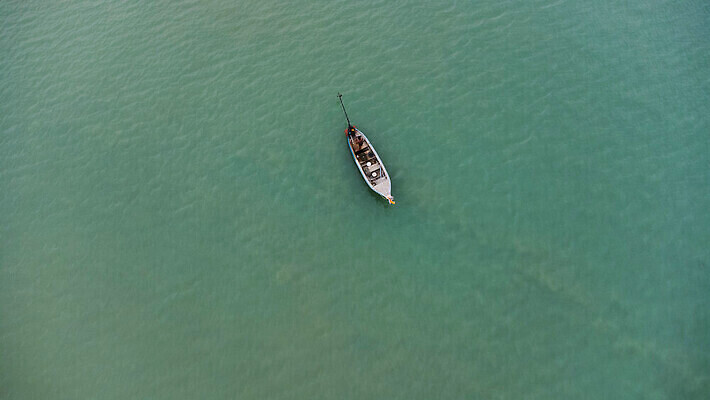 포토 JPG 해외이미지 전통 라이프스타일 계절 문화 물결 파도 바다 여행 백그라운드 교통시설 모션 태국 자연 아침 낚시 휴가 안테나 사람없음 야외 목재 물 파란색 뷰티 반사 우주 환경 힘 보트 떨어짐 정상 속도 함선 모터 내추럴 드론 터키석 해외202310 해외포토 주간 자연요소 나무 아시아 컬러 교통 컨셉 배_교통 재료 통신 레저 생활 보석 시설 생태계 파일형식