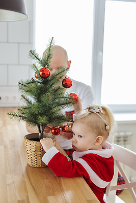 포토 JPG 해외이미지 백인 여자 남자 화분 크리스마스 의자 가족 휴가 앉기 상반신 성인 두명 앞모습 옆모습 크리스마스트리 아기 오너먼트 해외202310 해외포토 서양인 기념일 뷰포인트 가구 크리스마스장식 관계 모션 사람 파일형식