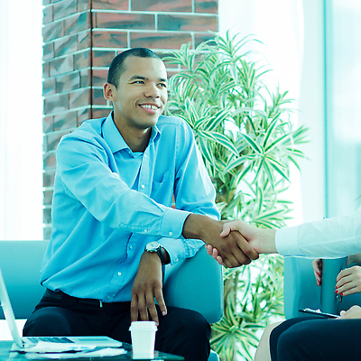 포토 JPG 해외이미지 직업 응시 여자 행복 비즈니스 통신 성공 미래 협력 노동자 악수 함께함 관리 사람 세명 사무실 세일 믿음 거래 축하 비즈니스맨 재산 구매 연결 고객 스마트 동료 계약 흔들림 컨설턴트 상담 경영자 투자 비서 대출 경영 해외202310 해외포토 시선 남자 감정 컨셉 관계 모션 손짓 금융 쇼핑 직장인 전문직 리더 파일형식