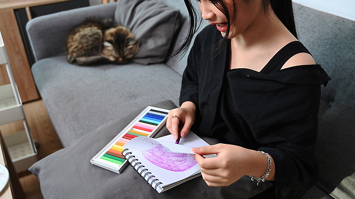 포토 JPG 해외이미지 여자 교육 어린이 쿠션 교실 아이디어 미술 한명 앉기 상반신 옆모습 소파 공책 고양이 색칠 그리기 파스텔 소녀한명만 해외202310 해외포토 1 뷰포인트 컨셉 의자 포유류 학교 모션 문화예술 문구용품 학용품 사람 반려동물 여자한명만 소녀만 파일형식