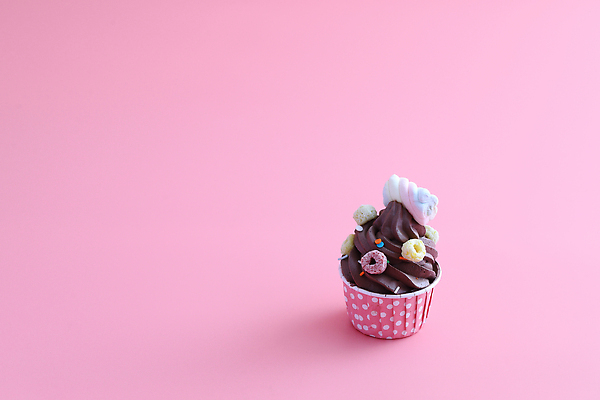 포토 JPG 해외이미지 사람없음 장식 한개 달콤 컵케이크 시리얼 생크림 마시멜로우 스프링클 카피스페이스 분홍색배경 해외202310 해외포토 1 음식 분홍색 백그라운드 디저트 케이크 공백 맛 크림 파일형식