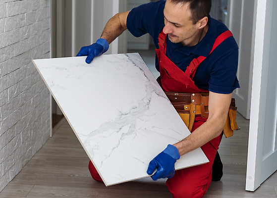 포토 JPG 해외이미지 전신 남자 유니폼 노동자 한명 성인 옆모습 욕실 업무 수리 청소 타일 유지 샤워실 성인남자한명만 해외202310 해외포토 직업 1 옷 뷰포인트 사람 작업 샤워시설 남자한명만 성인남자만 파일형식