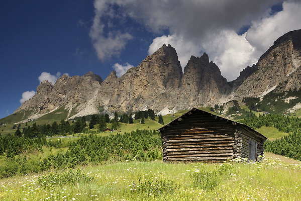 포토 JPG 해외이미지 구름 밭 자연 하늘 휴가 산 풍경 사람없음 건물 목재 파란색 이탈리아 시골 통과 헛간 절정 해외202310 해외포토 자연요소 나무 건축물 유럽 컬러 농업 재료 생태계 저장고 파일형식