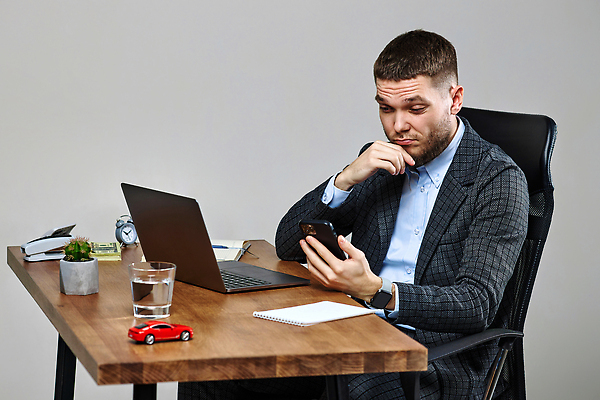 포토 JPG 해외이미지 백인 직업 라이프스타일 남자 행복 비즈니스 노동자 직장 실내 말하기 대화 한명 미소 사람 앉기 정장 성인 노트북 스마트폰 컴퓨터 사무실 흰색 업무 비즈니스맨 종업원 스마트 책상 경영자 부름 카피스페이스 해외202310 해외포토 서양인 1 옷 감정 컬러 가구 컨셉 회사 모션 표정 내부 생활 전자제품 핸드폰 스마트기기 공백 작업 직장인 리더 파일형식