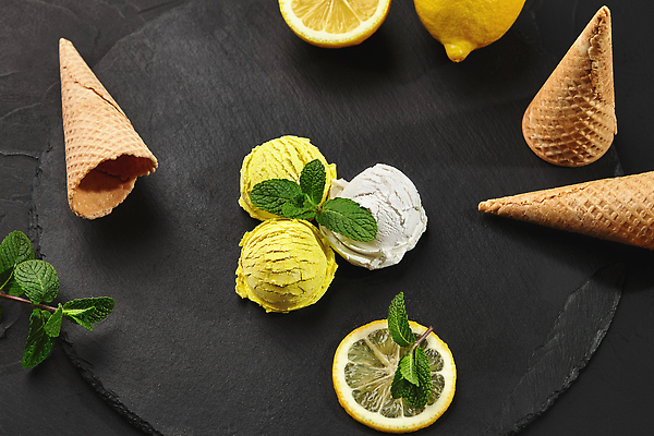 포토 JPG 해외이미지 검은배경 아이스크림 사람없음 달콤 레몬 허브 아이스크림콘 와플 해외202310 해외포토 식물 백그라운드 과일 디저트 검은색 맛 콘 파일형식