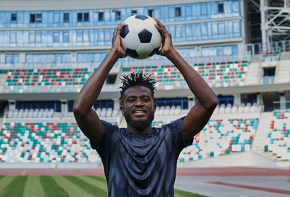 포토 JPG 해외이미지 직업 라이프스타일 남자 지구 스포츠 포즈 흑인 밭 공 놀이 기술 부츠 건강 한명 경기 컵 운동 검은색 축구 경쟁 경기장 게임 흰색 잡기 자신감 피부 준비 체육관 무릎 골키퍼 유지 양발 운동화끈 전국 플레이어 해외202310 해외포토 서양인 1 식기 감정 컬러 신발 컨셉 농업 스포츠시설 모션 운동선수 사람 생활 신체부위 구기 끈 파일형식