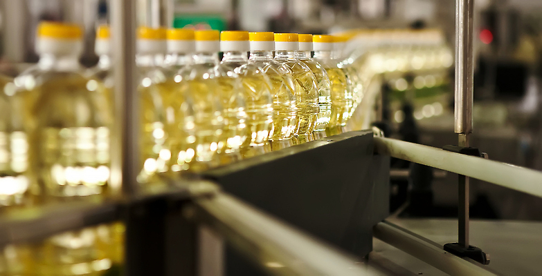 포토 JPG 해외이미지 식물 산업 선 음식 포즈 포장 공장 모션 해바라기 노동자 요리 씨앗 사람없음 건물 노란색 기계 벨트 업무 액체 붓기 캔 컨테이너 플라스틱 가득함 올리브 식용 우크라이나 자동 줄서기 지속성 캡모자 컨베어밸트 해외202310 해외포토 직업 모자_잡화 건축물 잡화 열매 꽃 유럽 컬러 공업 재질 작업 파일형식