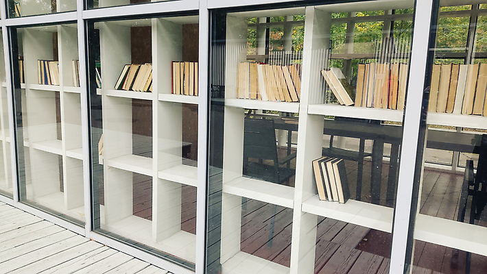 포토 JPG 해외이미지 식물 학생 외관 교육 어린이 벽 여행 건축양식 창문 학교 유리 휴가 책장 거리 풍경 사람없음 야외 건물 장식 책 초록색 여름 스터디 상점 정원 덮개 흰색 도시 사회 도서관 읽기 대학교 일반 남쪽 개발 소셜 학자 해외202310 해외포토 직업 건축물 계절 건축 컬러 가구 모션 재질 사람 학습 뚜껑 방향 공동체 파일형식