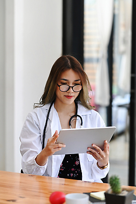 포토 JPG 해외이미지 여자 청진기 한명 들기 앉기 상반신 성인 태블릿 사무실 다이어리 의사 의사가운 포스트잇 성인여자한명만 안경낌 해외포토 1 안경 비즈니스 의료기기 모션 사람 전자제품 스마트기기 사무용품 의료진 메모지 가운 여자한명만 성인여자만 파일형식