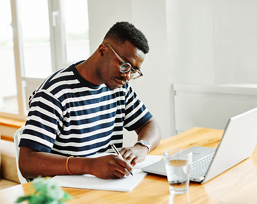포토 JPG 해외이미지 모델 학생 교육 남자 행복 인터넷 비즈니스 바람 주택 실내 한명 미소 초록색 노트북 학습 컴퓨터 사무실 환경 검은색 공책 힘 재활용 방 풍차 발전기 에너지 업무 작업 비즈니스맨 책상 에코 혁명 생태학 온라인강의 프리랜서 해외202310 해외포토 자연요소 직업 1 감정 컬러 가구 컨셉 날씨 문구용품 표정 사람 내부 건물 전자제품 발전소 직장인 강의 친환경 파일형식 언택트