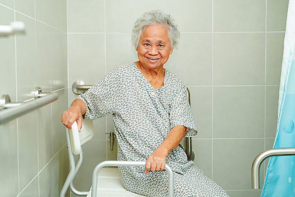 포토 JPG 해외이미지 벽 난간 주택 건강 병원 손잡이 한명 안전 동양인 건강관리 금속 힘 목욕 놀이방 장비 욕실 환자 간호사 의사 잡기 도움 바 은색 은퇴 타일 화장실 보안 병실 여관 장애 변기통 샤워실 옛날 지원 철책 접근 해외202310 해외포토 1 컬러 컨셉 의학 모션 재질 숙소 관리 사람 인종 건물 청결 의료진 샤워시설 파일형식