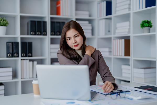 포토 JPG 해외이미지 직업 라이프스타일 손 여자 커피 백그라운드 컨셉 비즈니스 사업가 청소년 피곤 한명 앉기 성인 가로 컴퓨터 약 머리 건강관리 고통 잡기 작업 비즈니스우먼 질병 종업원 책상 고민 두통 업무과다 긴장 돌봄 압력 염증 증상 치매 편두통 여자한명만 해외202310 해외포토 1 감정 음료 가구 의학 모션 건강 관리 사람 생활 신체부위 전자제품 업무 직장인 여자만 파일형식