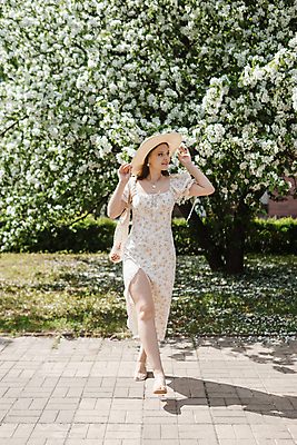 포토 JPG 해외이미지 전신 공원 여자 꽃 잎 목걸이 한명 성인 야외 귀걸이 봄 밀짚모자 쉬폰원피스 성인여자한명만 네트백 해외202310 해외포토 식물 모자_잡화 1 계절 원피스 공공시설 가방 장신구 사람 여자한명만 성인여자만 파일형식